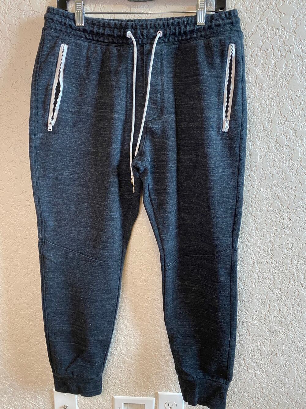 American Eagle Men’s Joggers Size Medium w/pockets & white zipper detail accents